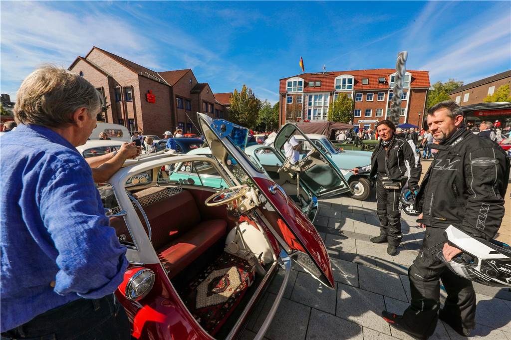 Chromblitzende Schätzchen und Jazz: 15. Oldtimer-Treff in Huckarde Oldtimer-Besitzer und zwei Motorradfahrer im Gespräch beim Oldtimer-Treff auf dem Huckarder Markt.