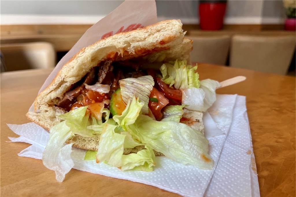 Steak-Döner von „Der Thüringer“ im Check: Edel-Imbiss zum Schnäppchenpreis? Steak-Döner mit Chilisoße und den Kollegen zuliebe ohne rohen Zwiebeln