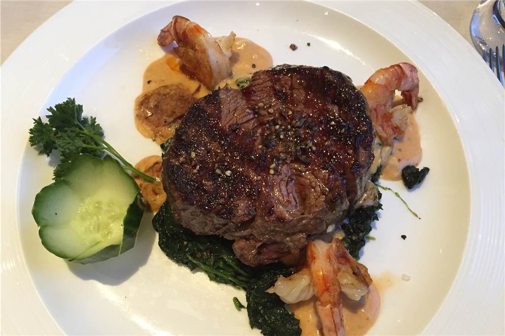 Auch ein Steakhaus kann vegetarisch sein Steaks mit Scampis und Spinat: lecker