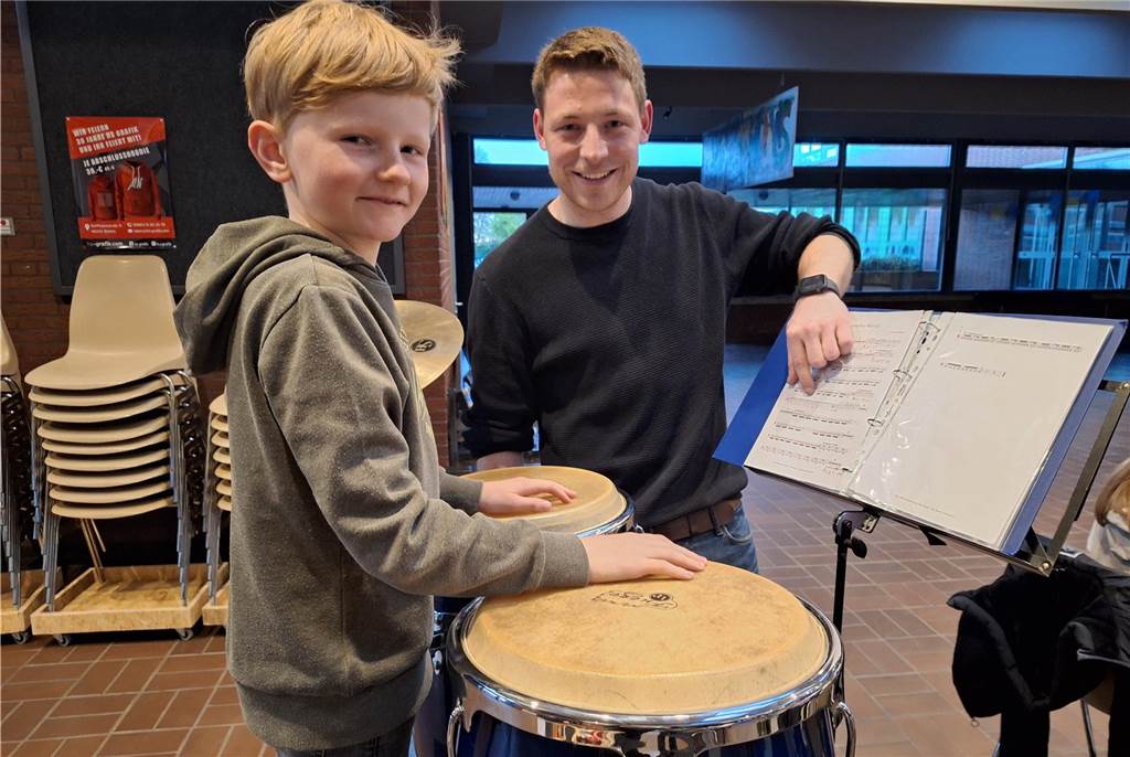 Keine Angst vor der Konkurrenz: 500 Musiker gehen auf Pokal-Jagd Kind und junger Mann
