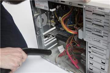 Stecker raus, Gehäuse aufschrauben und raus mit dem Staub. Zugestaubte Computer lassen sich behutsam mit dem Staubsauger reinigen. Foto: Silvia Marks