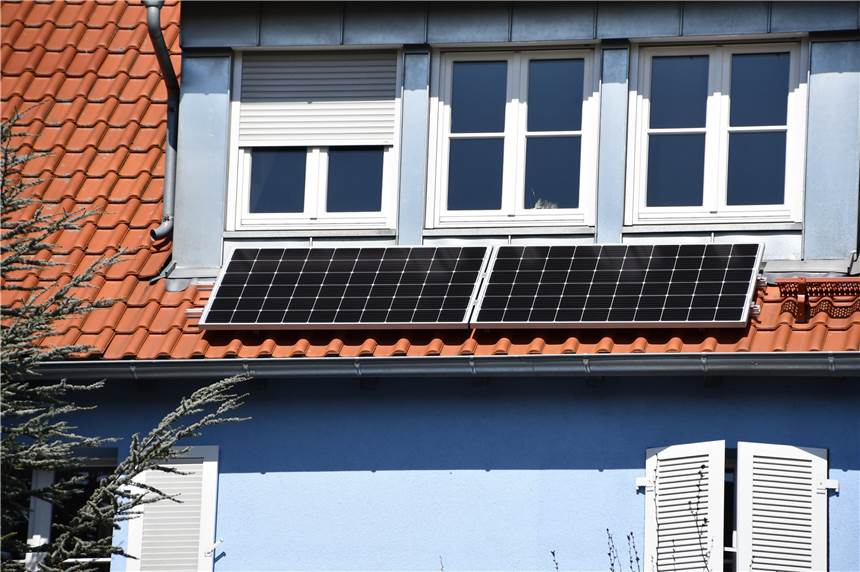 Stecker-Solargerät liefert vom Balkon im Idealfall für 180 Euro Strom Stecker-Solaranlagen bestehen aus ein oder zwei Modulen und einem Wechselrichter. Der wandelt die aus der Sonneneinstrahlung erzeugte Energie direkt in Strom für den Haushalt um.
