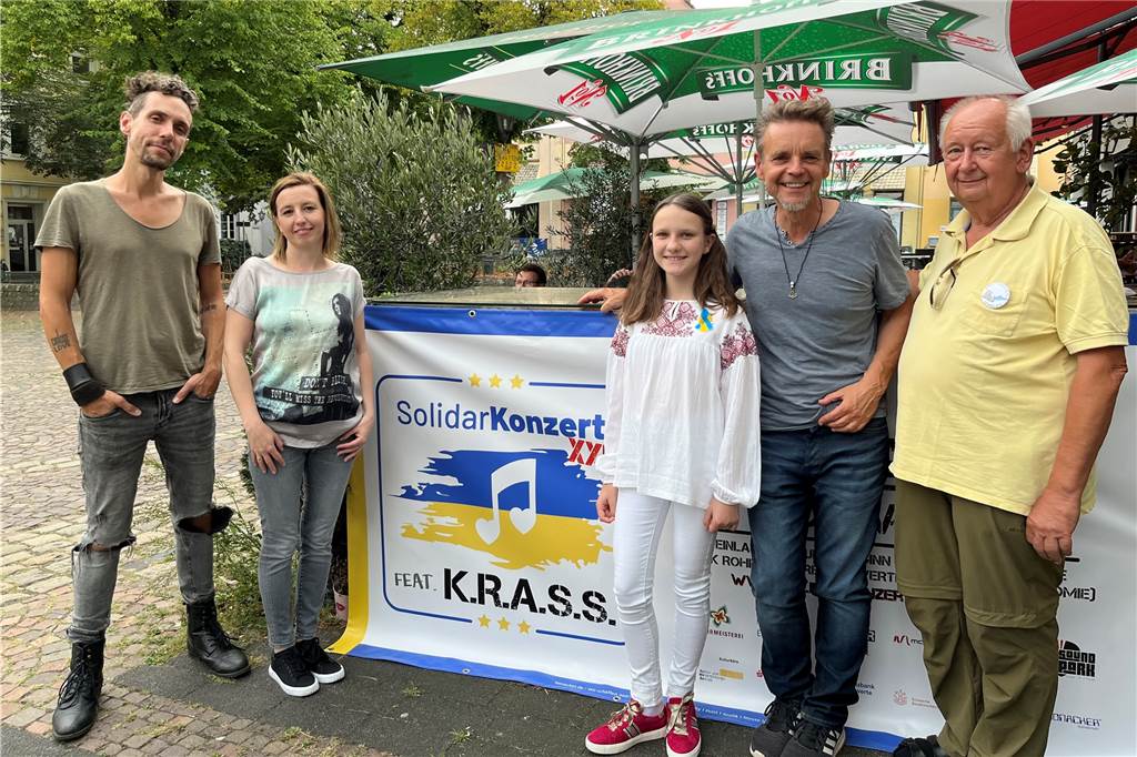 Solidar-Konzert in der Rohrmeisterei: Anastasia (11) singt ein ukrainisches Lied Stefan Bauer (K.R.A.S.S.), Marina Serbina, Anastasia Serbina, Stefan Breuer (Initiator) und Martin Schmolke (Arbeitskreis Asyl).