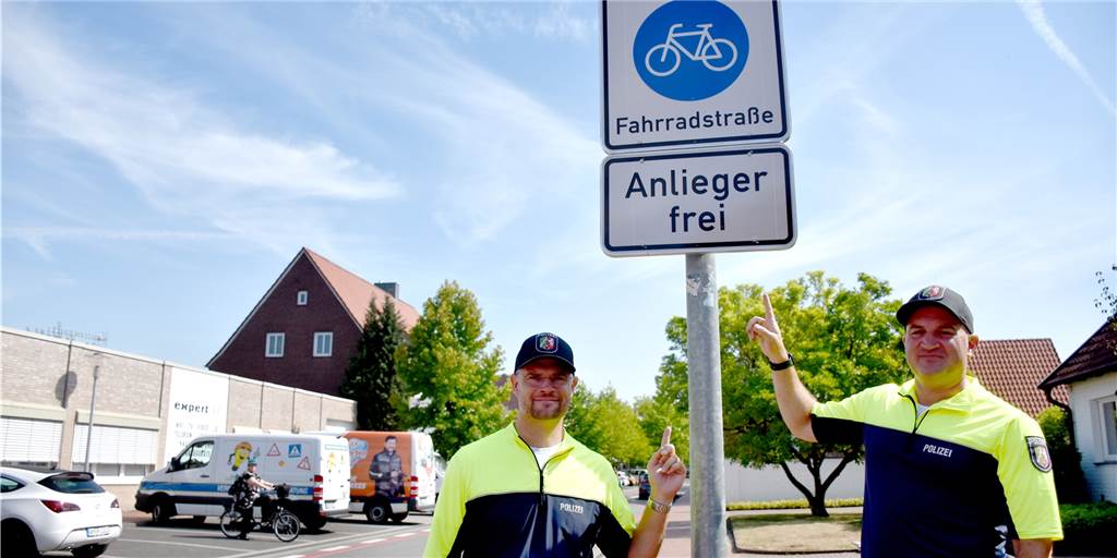 Anlieger frei: Fahrradstraße ist noch nicht in allen Köpfen angekommen Stefan Benölken (l.) und Jan Tonke am Anfang der Schlossstraße, die seit einigen Monaten als Fahrradstraße beschildert ist. Die beiden Verkehrssicherheitsberater sehen noch kein großes Verkehrsproblem in der Straße. Allerdings dauere es wohl noch eine Zeit, bis sich alle an die neuen Regelungen gewöhnt haben.