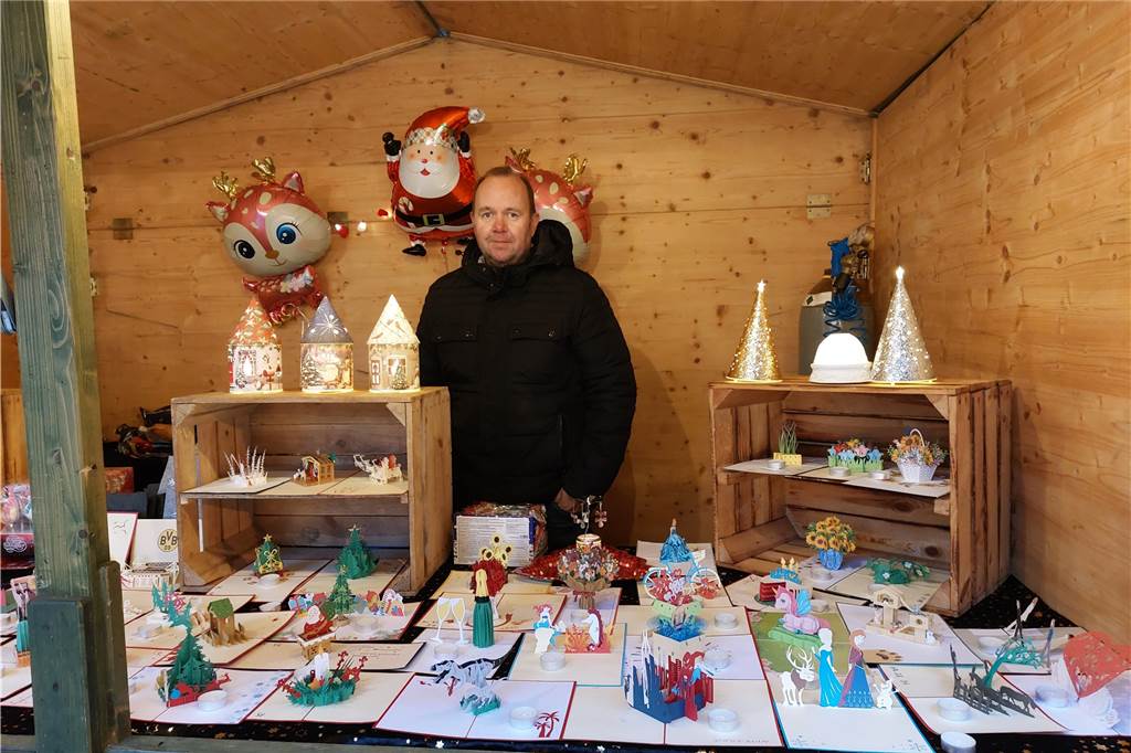 Viele Besucher und weihnachtliche Stimmung beim Adventsmarkt Stefan Börger verkauft selbstgemachte Deko. Er steht in seiner Hütte.