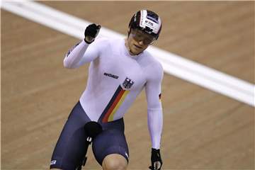 Stefan Bötticher jubelt über seinen Sieg im Keirin. Foto: Darko Bandic