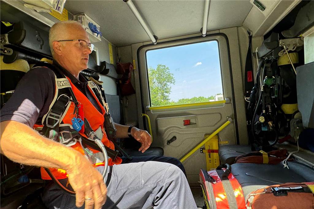 Als Beifahrer dabei: Feuerwehr übt Vollbremsung bei Tempo 90 Ein Feuerwehrmann sitzt angeschnallt in einem Feuerwehr-Einsatzfahrzeug.