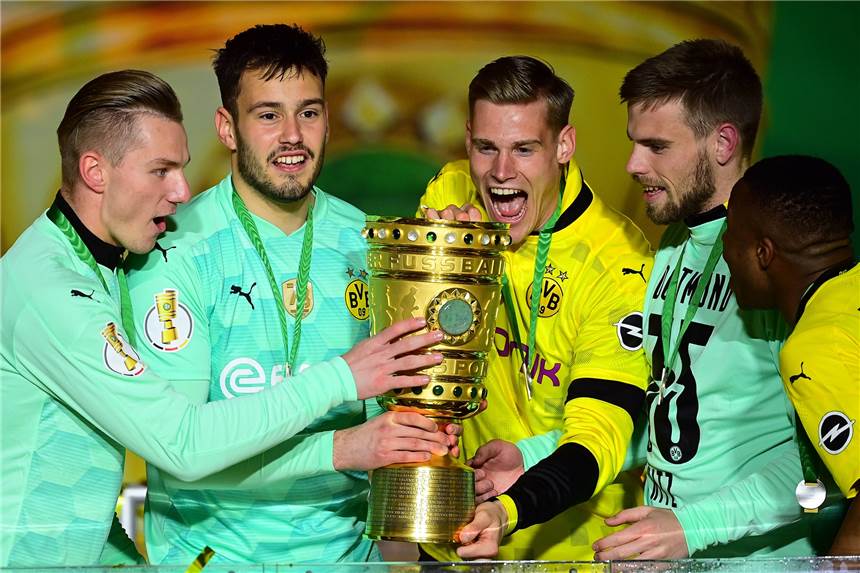 Nächster BVB-Abgang steht fest: Torhüter wechselt zum Bundesliga-Konkurrenten Stefan Drljaca (2.v.l.) wird im Sommer von Borussia Dortmund zum VfB Stuttgart wechseln.