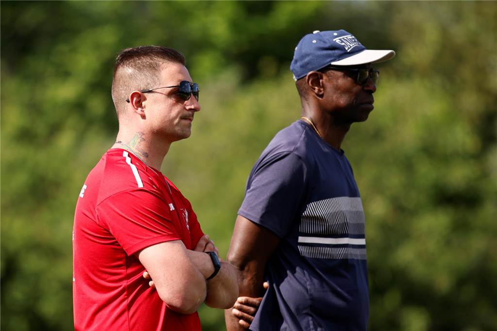 Stefan Feldmann steht wieder an der Linie: „Ich helfe gerne“ Stefan Feldmann (l.) neben Marlon van der Sander.