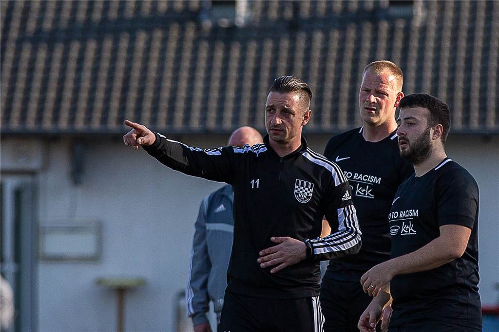 „Kanake“-Beleidigung und Blackout: VfK-Rotsünder zeigt Reue, ein anderer fühlt sich unfair behandelt Stefan Feldmann (l.) suspendierte Yasin Yilmaz und Deniz Kahraman. Er sagte vergangene Woche: „Die beiden Spieler werden in dieser Saison nicht mehr für uns auflaufen.“
