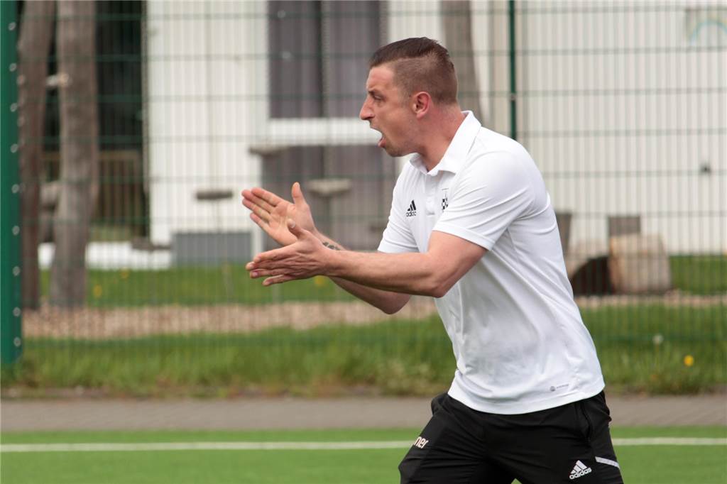 Nach der Spieltagsabsage in Bekum: Unterschiedliche Meinungen bei Trainern und Vorständen Stefan Feldmann klatscht sein Team nach vorne.