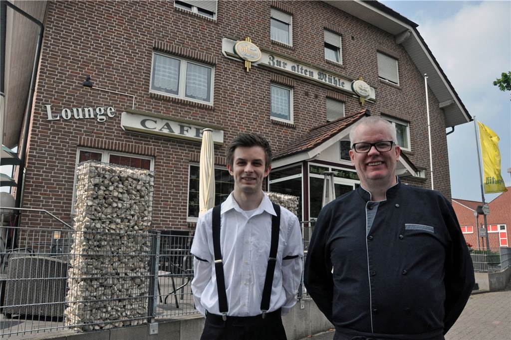 Kaum Corona-Verstöße am ersten Wochenende nach Lockerungen Stefan Finke (r.) vom Restaurant Zur Alten Mühle, hier auf einem Archivbild mit Sohn Marvin, freut sich, wieder Gäste empfangen zu können. Er wünscht sich aber mehr Schnelltest-Möglichkeiten in Rhade.