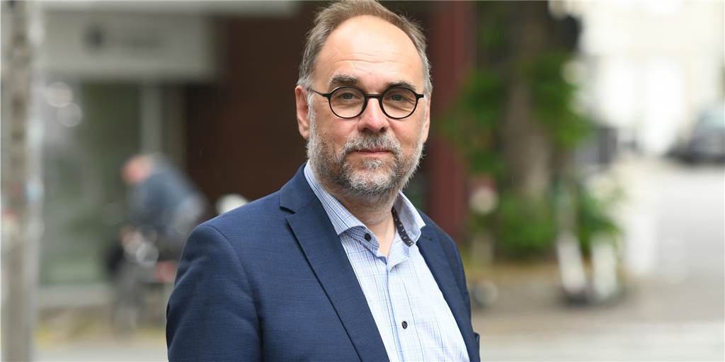 Gestiegene Zinsen: Experte rät trotzdem zum Hauskauf in Castrop-Rauxel Stefan Fokken, Pressesprecher der Sparkasse Vest Recklinghausen. Mit ihm unterhielten wir uns über den aktuellen Immobilienmarkt in der Region angesichts der Inflation, steigender Zinsen, hoher Bau- und Kaufpreise.