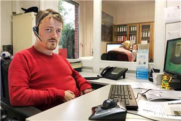 Stefan Frechen an seinem Arbeitsplatz im Büro des Jugend- und Familienbildungswerks (JFB) an der Weststraße