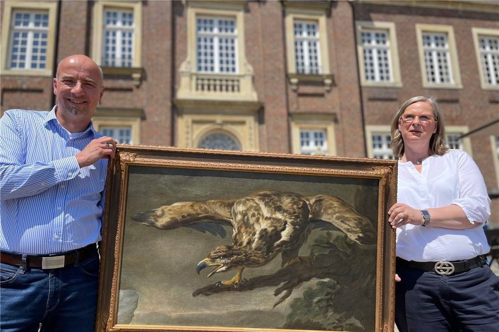 Kunst-Erbin in Nordkirchen: „Bilder gehören ins Schloss und nicht übers Sofa“ Stefan Göttker, der neue Verwaltungsleiter der Hochschule für Finanzen in Nordkirchen, zusammen mit Dr. Christa Wördemann-Czyperek im Innenhof des Schlosses Nordkirchen.