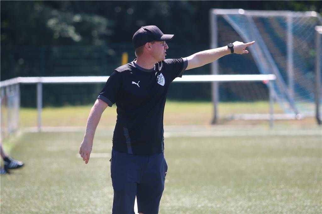 Neue Qualität bei Blau-Weiß Alstedde Stefan Hoffmann ist seit dem Sommer Trainer bei Blau-Weiß Alstedde.