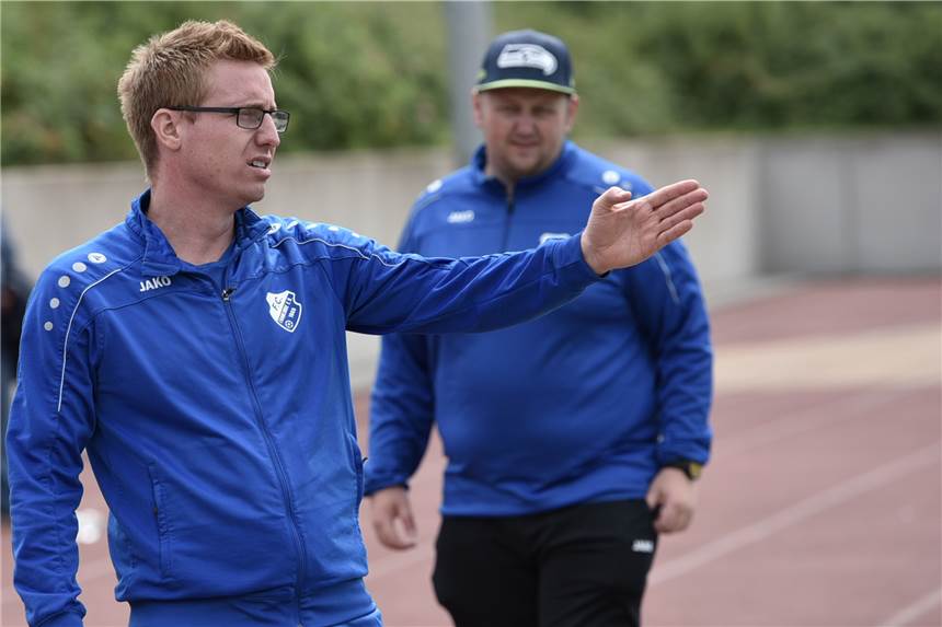 Frohlinder Trainer zeigt seinen Spielern eine lange Nase vor dem Heimweg Stefan Hoffmann, Spielertrainer des FC Frohlinde, hatte am Sonntag in Lünen einen Vorteil gegenüber seinen Spielern.