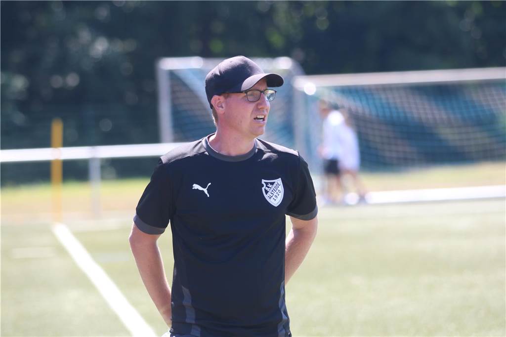 Stefan Hoffmann beobachtet das Spielgeschehen.
