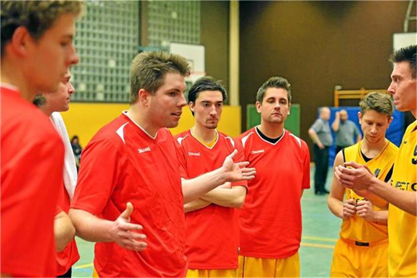 Jantoss steht für die BG Lünen nur noch an der Linie Stefan Jantoss (M.) wird nur noch als Trainer der BG Lünen aktiv sein.