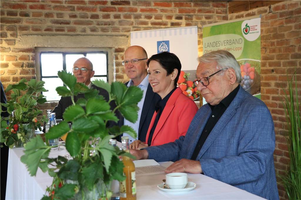 Erdbeersaison eröffnet: NRW-Ministerin besuchte Schmücker Hof Stefan Kaege, Vorsitzender des Landesverbandes Obstbau Westfalen-Lippe, Karl Werring, Präsident der Land Wirtschaftskammer NRW, Landesministerin Gorißen und Klaus Strehl fanden lobende Worte für den Schmücker Hof.