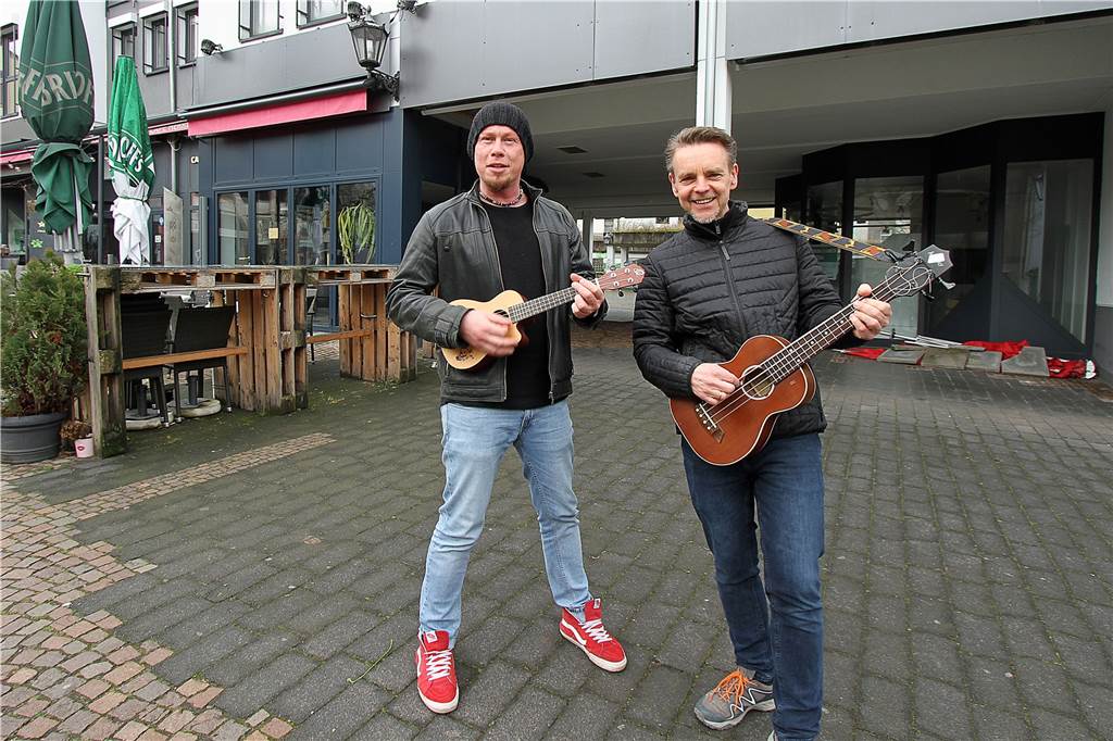 Erfolgreiche Solidarkonzerte auf dem Wochenmarkt – Samstag mit Spanke und Co. Stefan Käßner und Stefan Breuer veranstalten die Konzertreihe auf dem Wochenmarkt, um Spenden für die Opfer des Krieges in der Ukraine zu sammeln.