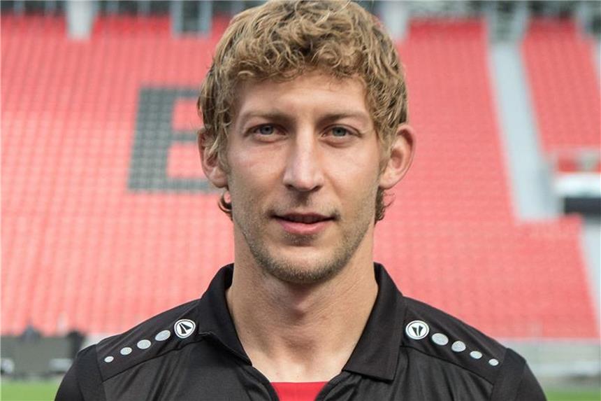 Kießling-Ehren: Bayer-Spieler wärmen sich mit der 11 auf Stefan Kießling von Bayer 04 Leverkusen bestreitet gegen Hannover 96 das letzte Spiel seiner Karriere. Foto: Federico Gambarini/Archiv