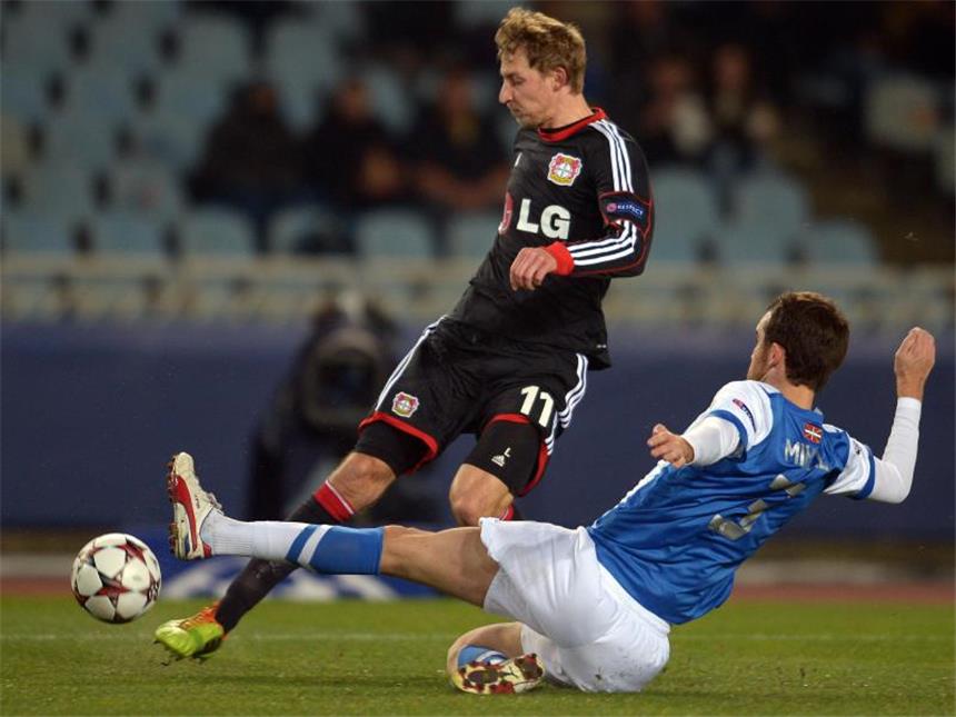 Toprak schießt Bayer ins Achtelfinale: 1:0 Stefan Kießling wird von San Sebastians Mikel Gonzalez angegriffen. Foto: Federico Gambarini