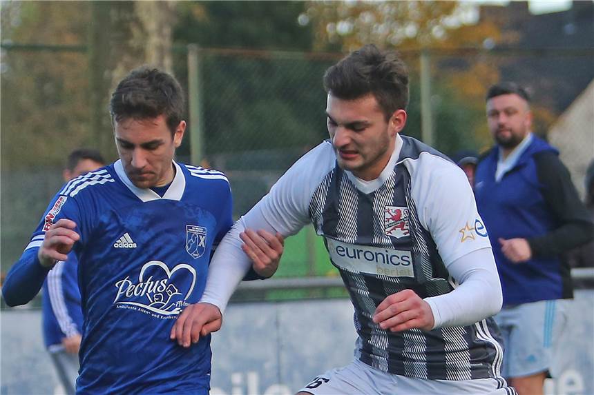 Alle Castrop-Rauxeler Fußball-Paarungen und Spielabsagen am zweiten April-Wochenende Stefan Kitowski (l.) und sein SV Wacker Obercastrop fahren zum Westfalenliga-Duell zum SC Neheim.