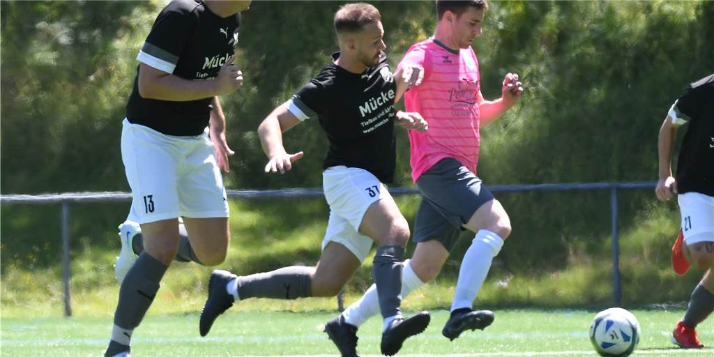 Wacker Obercastrop II gegen Eintracht Ickern II: Torhüter jubelt wie Cristiano Ronaldo Stefan Kitowski (r) und der SV Wacker Obercastrop II trafen in einem Nachholspiel der Kreisliga B auf das Team von Eintracht Ickern II. Am Ende setzten sich die Wackeraner mit 5:0 durch.