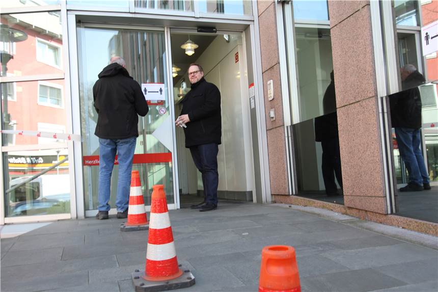 Sparkasse Schwerte rüstet sich für Ultimo: Nur noch auf einem Weg in die Schalterhalle Stefan Knoche von der Sparkasse (r.) zeigt, wie die Schutzmaßnahmen zu Ultimo aussehen sollen. Der Eingang in die Schalterhalle wird auf die Rampe an der Bahnhofstraße verlegt.