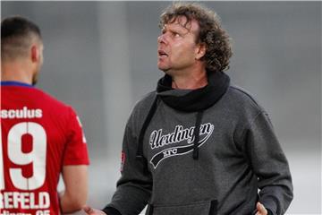 Stefan Krämer, Trainer des KFC Uerdingen 05 blickt verzweifelt. Foto: Roland Weihrauch/Archiv