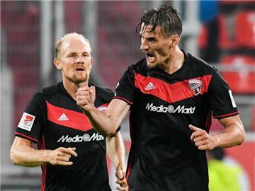 Stefan Kutschke (r) vor Tobias Levels nach seinem Elfmetertreffer zum 1:0 gegen Darmstadt. Foto: Armin Weigel