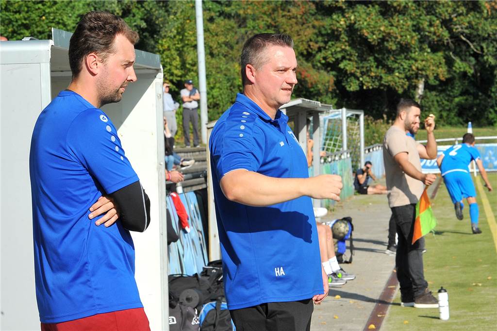 VfL Schwerte findet Ersatz für den Stammkeeper – der muss um seinen Platz aber nicht bangen Stefan Ladkau (li.) in seiner eigentlichen Funktion beim VfL Schwerte: als Co- und Torwarttrainer an der Seite von Fadil Salkanovic.