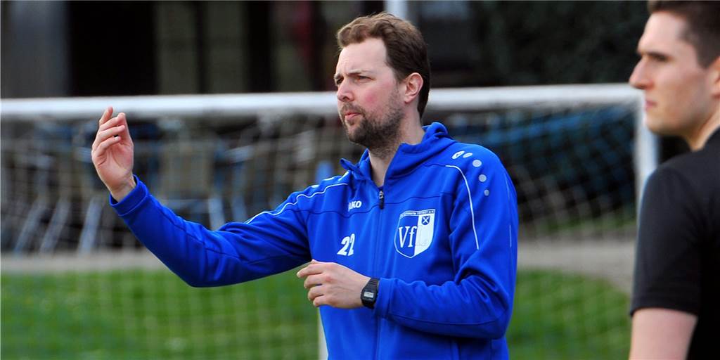 VfL Schwerte nimmt ein Geschenk dankend an und hat den Klassenerhalt so gut wie sicher Stefan Ladkau, Trainer des VfL Schwerte.
