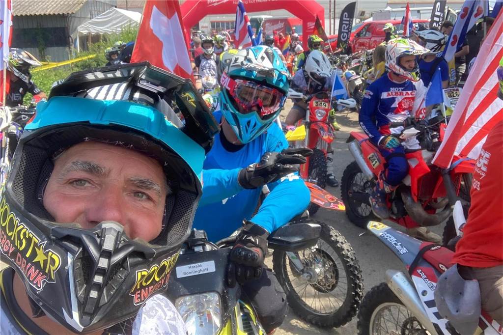 Abenteurer: Dorstener Stefan Laschinger (57) erzählt von Wüstenrallye-Erlebnis Stefan Laschinger trägt einen Helm