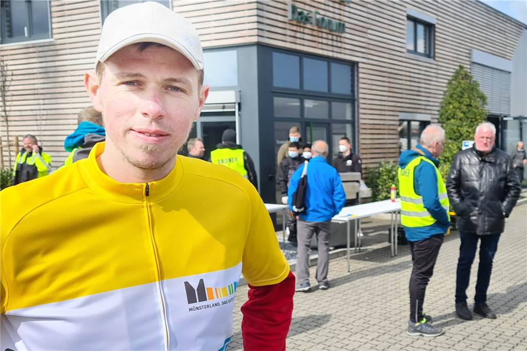 Mit Video: 80 Radler fahren mit Polizei-Eskorte bei 2G und Terhalle vor Stefan Liesner (2G) ist froh, dass die Radtour trotz des zunächst bescheidenen Wetters wie geplant stattfinden kann.