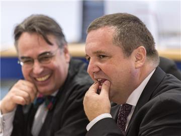 Stefan Mappus (r) spricht mit seinem Anwalt Franz Enderle (l) vor Prozessbeginn am Landgericht. Foto: Daniel Maurer