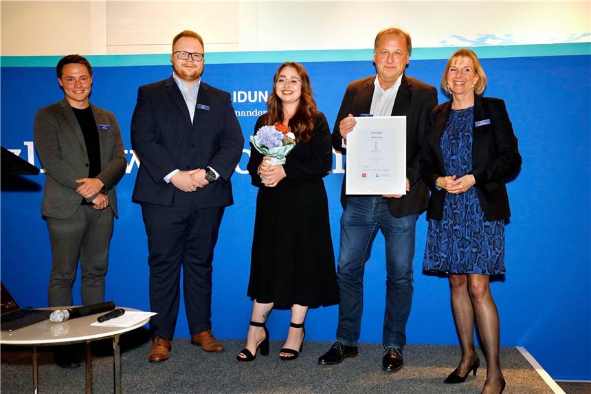 AOK NordWest für vorbildliche Ausbildung ausgezeichnet Stefan Mühlenbeck nahm die Auszeichnung von Organisatorin Everlyn Knüfermann (re.) entgegen.