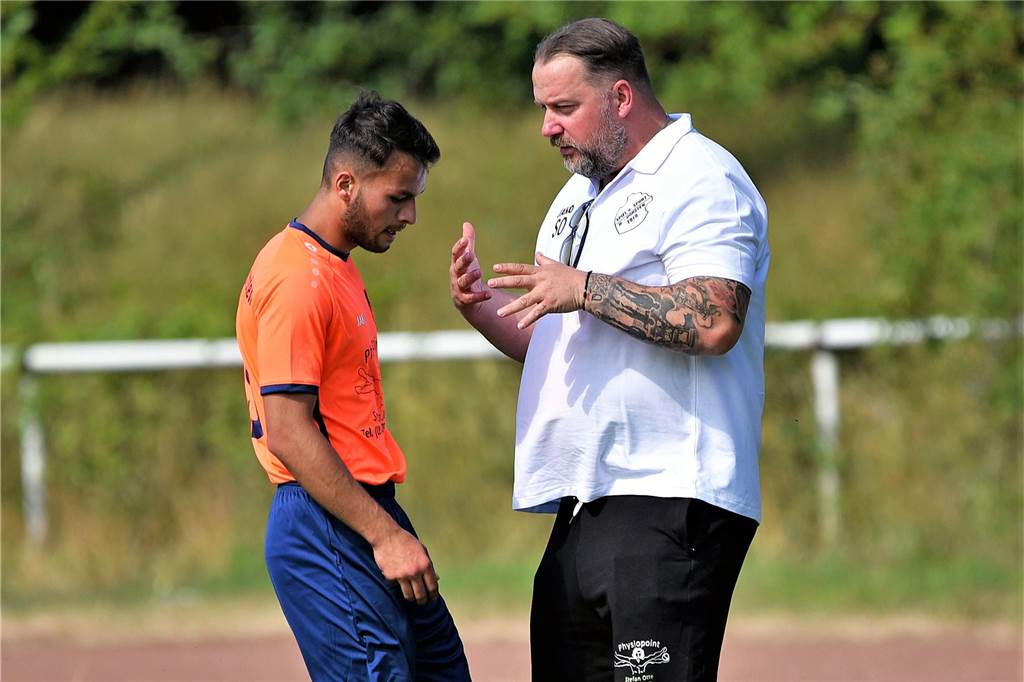1:7 im Topspiel - SuS Hervest-Dorsten sammelt sich Stefan tte gibt einem Spieler Anweisungen
