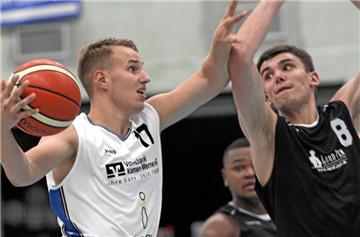 Stefan Pavleski (l.) zieht gegen Dmytro Marchenko zum Korb. Das kam in den Augen von LBW-Trainer Christoph Henke am Samstag zu selten vor.