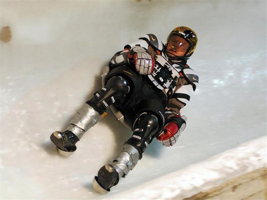 Aplerbecker Firma geht bei Wok-WM an den Start Stefan Raab rast bei der Wok-Weltmeisterschaft 2004 durch den Eiskanal in Innsbruck. Foto: Robert Parigger