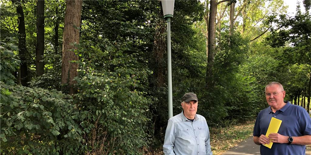 Wegepläne für Wäldchen an der Bahnallee stoßen auf Anwohnerprotest Stefan Resing und Werner Schäper sind gegen eine Verlegung des Fuß- rund Radweges im Wäldchen an der Bahnallee. Sie sagen, sie sprächen im Namen vieler Anwohner.