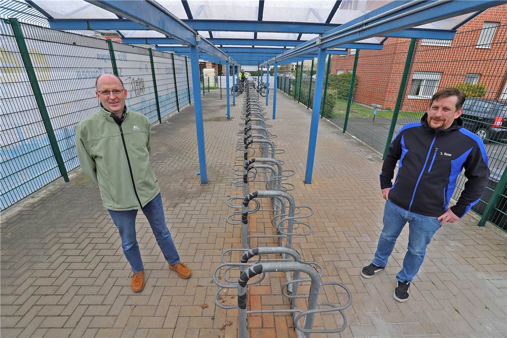 Mit Video: So funktioniert das neue Radparkhaus am Bahnhof Methler Stefan Rose, Betriebsleiter der Awo-Radstationen, und Matthias Breuer von der Stadt Kamen im neuen Radparkhaus, das keine Wände hat, sondern Zäune.