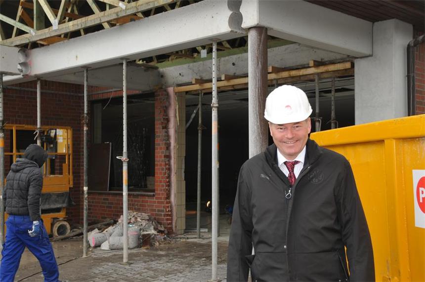 Aldi an der Oesterstraße wird vergrößert Stefan Rundholz von der gleichnamigen Bauunternehmung auf der Baustelle für den Aldi-Erweiterungsbau an der Oesterstraße 120.