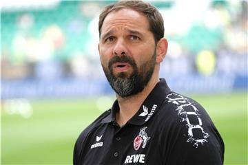 Stefan Ruthenbeck ist vor dem Spiel in der Arena. Foto: Peter Steffen