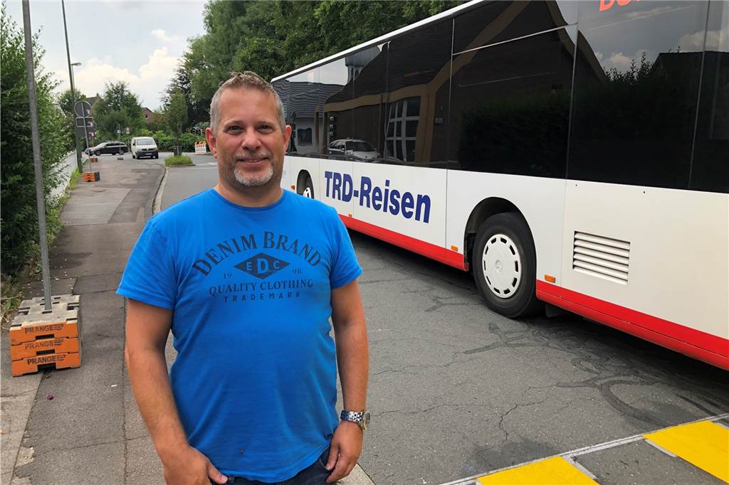 Schon wieder Sperrung wegen Tagesbruch – „Endlich herrscht hier mal Ruhe“ Stefan Samen ärgert sich über die Verkehrssituation in der Husener Eichwaldstraße, durch die nach dem neuerlichen Tagesbruch in der Wickeder Straße erneut die Busse geleitet werden.