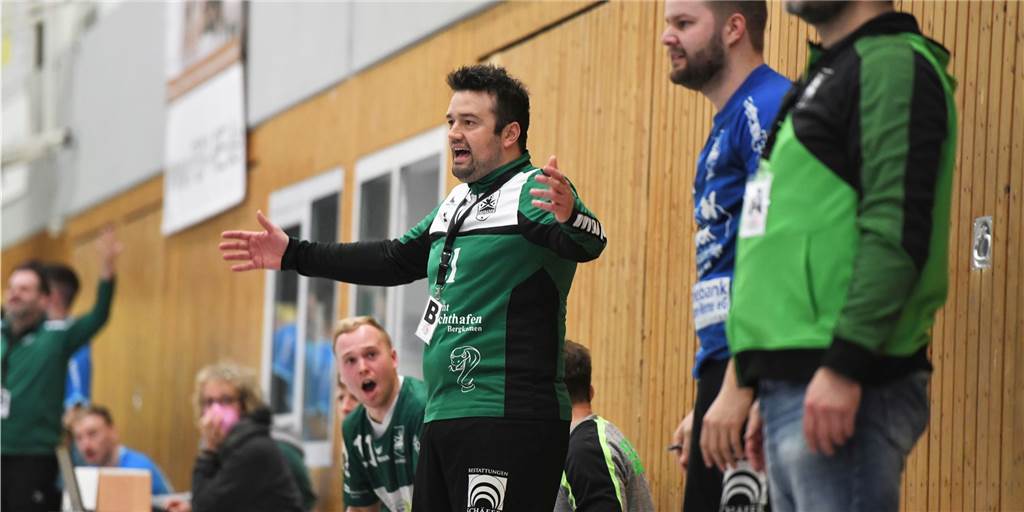 Cobras siegen ohne Druck - aber mit dem Co-Trainer als Rückraum-Regisseur Stefan Schichler ist meist an der Seite als Co-Trainer beim Verbandsligisten SuS Oberaden im Einsatz.