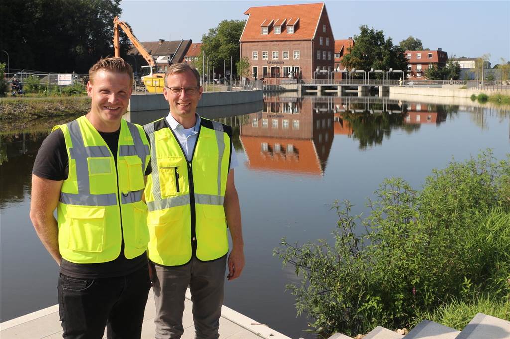Vandalismusschäden an Fischtreppe: Reparatur parallel zum Probebetrieb Stefan Schlichte und Mathias Pennekamp an der Berkel