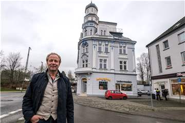 Stefan Schlüter vor seinem fast fertiggestellten Prachtbau. 