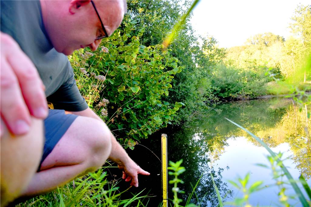 Angler schaffen sich in 50 Jahren ein echtes Paradies in Hörsteloe Stefan Schönebeck deutet auf einen Pegel in den Angelteichen: Gut ein halber Meter Wasser fehle in den Vereinsgewässern aktuell. "Mittlerweile ist das ja schon normal", sagt der Vorsitzende des Angelsportvereins Ottenstein. Für die Fische sei das noch kein Problem. Auch die Wasserqualität und der Sauerstoffgehalt seien im Moment noch in Ordnung.